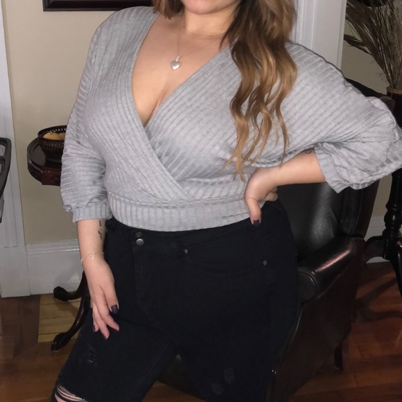 Sweaters - Cropped V neck sweater